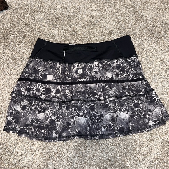 Lululemon Run: Pace Setter Skirt 4wayStretch Flowabunga Black Angel Wing Size 2 - Picture 9 of 13